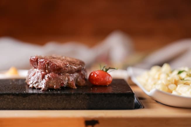 Steak frontal, auf einem Lavastein