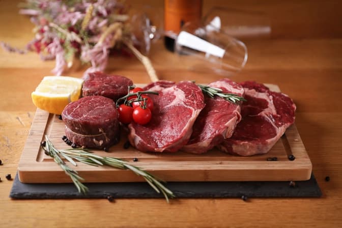 Steak auf einem Holzbrett